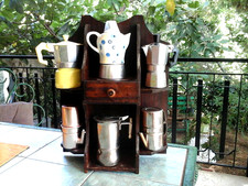 6 CAFFETTIERE DA COLLEZIONE CON MOBILETTO ANTICO  IN LEGNO