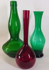 Tre vasi bottiglia vetro artistico metà secolo tra cui Red Arthur Percy Gullaskruf