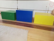 cubotti giallo verde blue allestimento vetrine o negozio