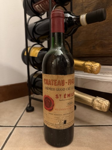 Bottiglia vino château - di,
