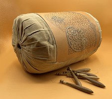 TOMBOLO ARTIGIANALE PER RICAMO, anni '40, pizzi e merletti + fuselli in legno