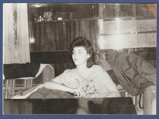 Bellissima donna in poltrona sovietica foto d'epoca URSS