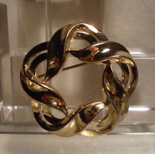 UNA BELLA SPILLA VINTAGE, FIRMATA "TRIFARI", CLASSICA