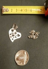 LOTTO 3 CIONDOLI CHARMS, UVA, CAPPELLO COWBOY, CUORE in argento 925, GR 8