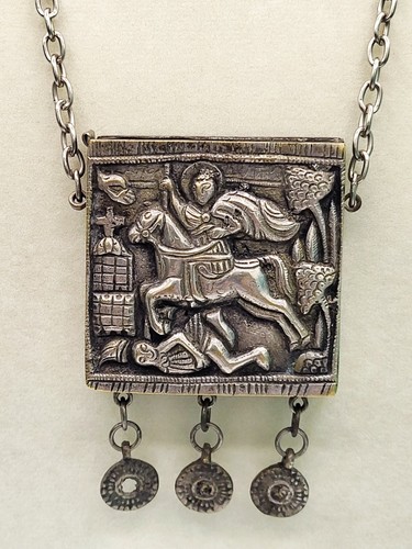 Collana con ciondolo antico