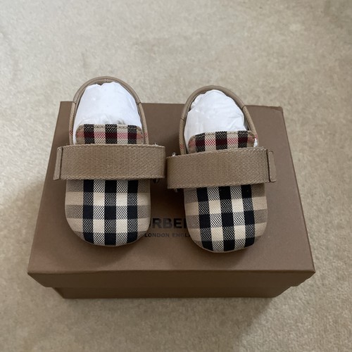 Nuove scarpe stivaletti