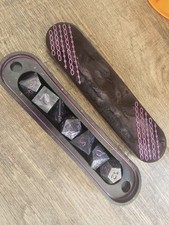 DADI POLIEDRICI DnD - 7 DADI DUNGEONS & DRAGONS CON CUSTODIA. Resina Epossidica