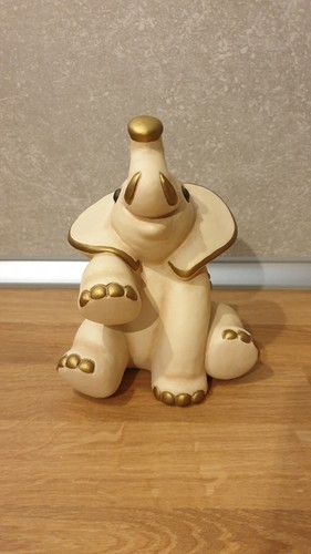 Elefante thun seduto con zampa - con,
