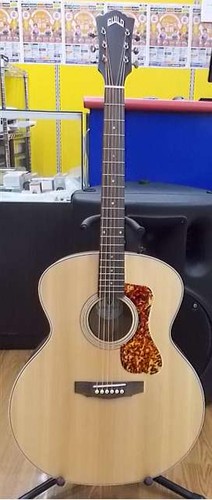 Chitarra elettrica acustica