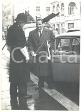 1960 ROMA - Automobilista mostra triangolo di segnalazione a VIGILE URBANO *Foto