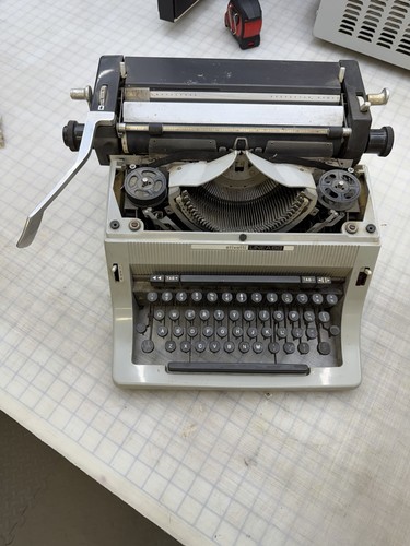 Manual typewriter olivetti - manual,