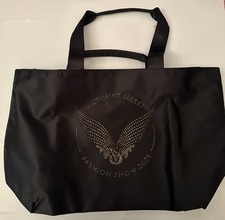 Borsa nuova con etichette