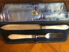 SET 2 POSATE DA PORTATA IN SHEFFIELD CON MANICO DI MADREPERLA