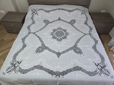 Maestoso copriletto in puro lino con ricamo Cantu' completamente ricamato a mano