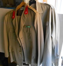 Ufficiale medico, giacca con gradi, pantaloni, camicia, cintura. Misure: