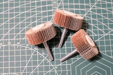 RULLO ABRASIVO lamellare in carta vetrata 49x20 gambo 6mm grana 80