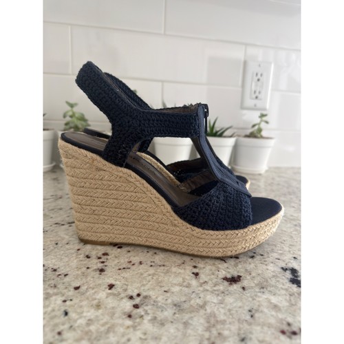 Sandali con zeppa alla moda