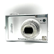 Fujifilm FinePix F10 fotocamera digitale compatta dal Giappone