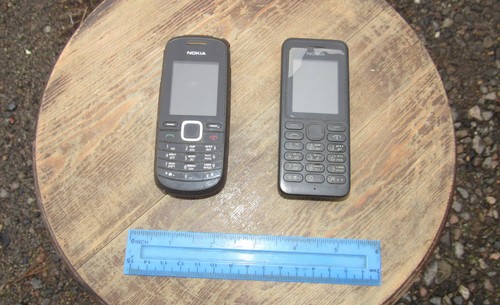 Due vecchi telefoni cellulari