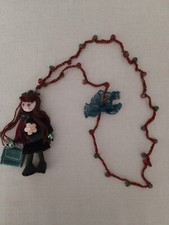 COLLANA IN LANA BORDEAUX E VERDE UNCINETTO PERLINE BAMBOLINA PENDENTE CM. 14