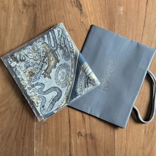 Grand foulard soie neuf montre