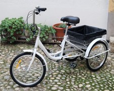 Bicicletta a tre ruote da adulto con cestino, comprata e non utilizzata, bianca.
