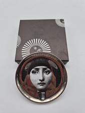 Fornasetti Piatto Tema e Variazioni n.83 – Porcellana, Ø 10 cm, Made in Italy