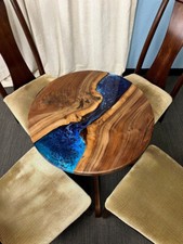 Tavolo da pranzo/divano personalizzato in legno di noce epossidico ispirato all'oceano blu