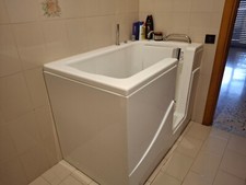 vasca da bagno con sportello
