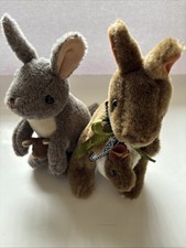 Due canguri peluche con Joeys