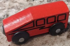 Motore auto treno rosso in