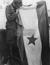 SOLDATO TEDESCO CON PARTIGIANI