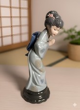 Statuina ragazza giapponese