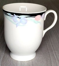 Tazze con piedini Caravel by Excel nero bianco con disegno floreale iris tulipano nella parte superiore