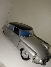 Modellino auto 1/18 in metallo Citroen DS 19 1963 marca Solido . 26 cm.