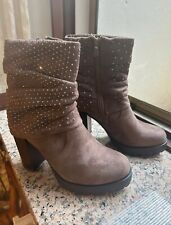 Stivaletti scamosciati marroni con tacco