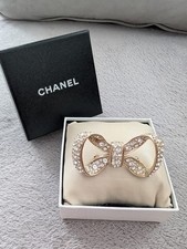 CHANEL CC Logo Spilla Corsetto Tono Oro Marca Coco Strass Cristallo Nastro Fiocco