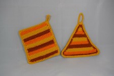 Coppia di presine realizzate all'uncinetto nei toni dell'arancione