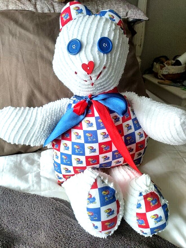 Orso patriottico imbottito