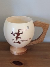 Uovo di struzzo decorato Botswana base africana con manico cacciatore africano con lancia