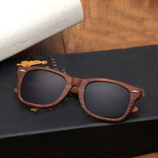 Occhiali da sole in legno