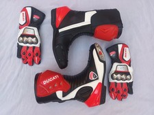 Tuta, guanti e stivali da