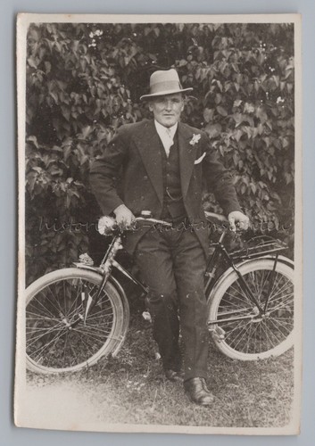 Uomo con bicicletta ritratto - con,