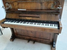 pianoforte verticale in noce del 1900 marca newsome brothers 