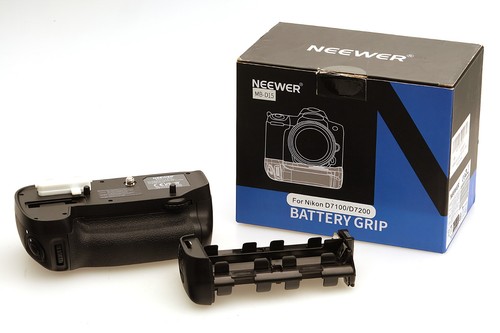 Neewer battery grip - battery,