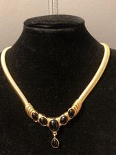 TRIFARI, BELLA COLLANA DORATA, DECORATA CON ELEMENTI IN RESINA NERA