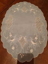 Antica biancheria centro ovale in lino azzurro ricamo a mano cm.52×33.