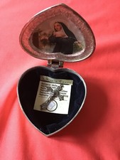 Rara antica reliquia di Santa Rita: dai vestiti con scatola + croce all'interno