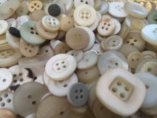 Lotto bottoni vintage in madreperla e vari materiali – oltre 200 pezzi misti