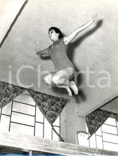 1956 USCIO - Nazionale Ginnastica Artistica - Atleta si allena alla trave *Foto